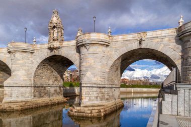 Puente de Toledo Manzanares nehri üzerinde Madrid nehrinin parkında bulutlu bir günde