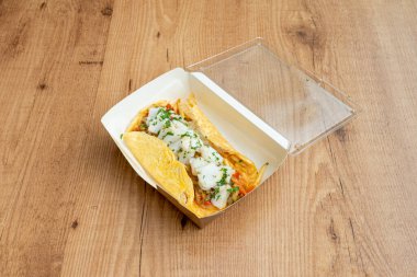 Lezzetli İspanyol patatesli omlet. Eve servis konteynırında morina balığı var.