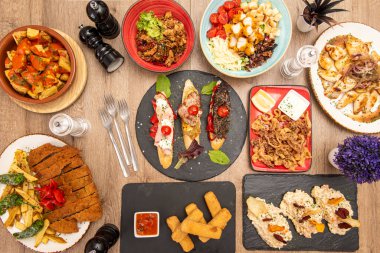 Popüler İspanyol tapas yemekleri ve pinhos seti. Pinchos biber ve kan sosisi, kızarmış kalamar, mürekkepbalığı, Rus salatası, jambonlu kroket, garnitürlü kakao.
