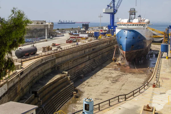 直布罗陀一个造船厂的干船坞 他们正在那里清洗一艘专门在地中海沿岸运送车辆的船的船体 — 图库照片