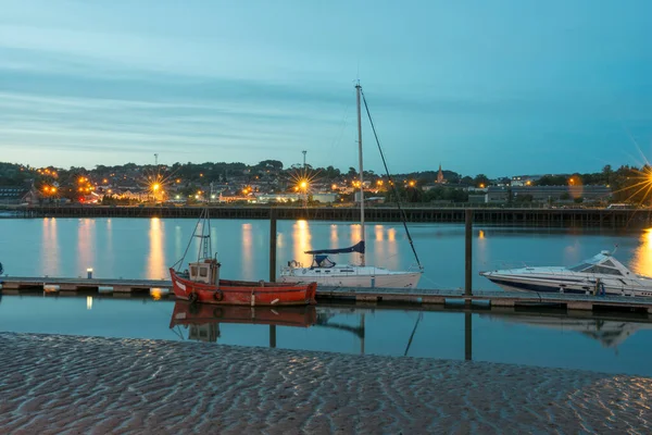 Fischerboot Und Ausflugsboote Für Die Nacht Hafen Von Waterford Der — Stockfoto