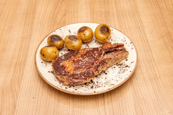 Super Entrecote Com Sal Marinho Batatas Cachelos Sazonais Uma Placa — Fotografia de Stock