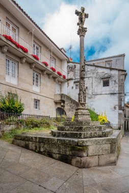Atlantik kıyısındaki Pontevedra şehrindeki kuzey İspanya bölgesinin tipik taş geçidi.