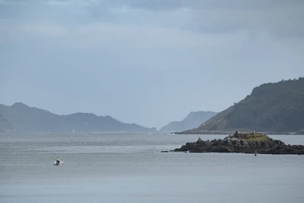 Rocky Area Breakwater Pontevedra Estuary Atlantic Coast Galicia Some Fishermen — Stock Photo, Image