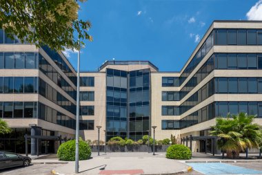 Madrid 'in kuzeyindeki bir ofis kompleksinde cam ve granit cephe görüntüsü.