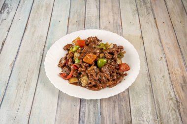 Biberli kıyma ve biftek, soğan ve istiridye soslu bambu tavası Çinli bir aşçının tarifiyle pişirildi.