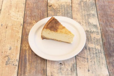Beyaz tabakta basit ama lezzetli ev yapımı cheesecake.