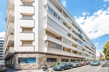 Bir yaz günü Madrid 'in göbeğinde büyük balkonları beyaz mermerle kaplanmış bir bina cephesi