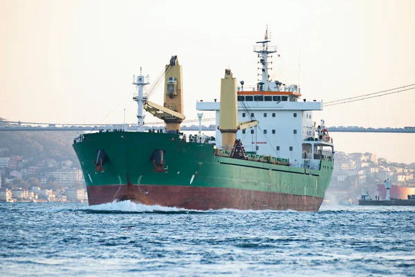 Ett Handelsfartygs Resa Genom Bosporen Från Marmarasjön Till Svarta Havet — Stockfoto