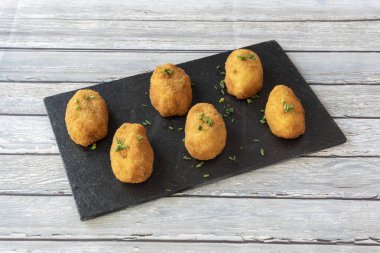 İspanyol meze restoranında servis etmek için zeytinyağında kızartılmış kurutulmuş et parçaları.