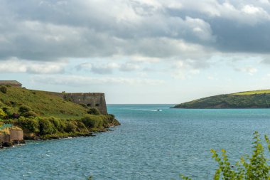 Güney İrlanda 'da Kinsale' de Charles Fort manzaralı Bandon Nehri 'nin Ağzı