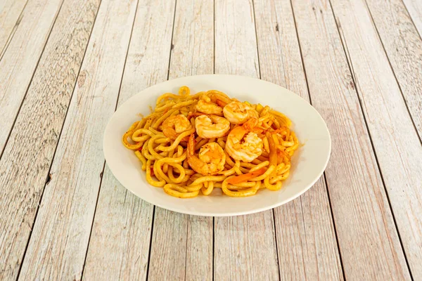 Fideos Udon Fritos Con Gambas Peladas Verduras Wok Plato Blanco —  Fotos de Stock