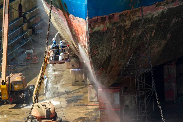 Workmen Cleaning Corrosion Hull Merchant Ship Pressure Sandblasting Dry Dock — 图库照片
