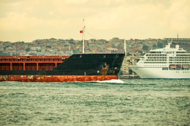 Strai 'de büyük tonaj gemileri geziniyor.