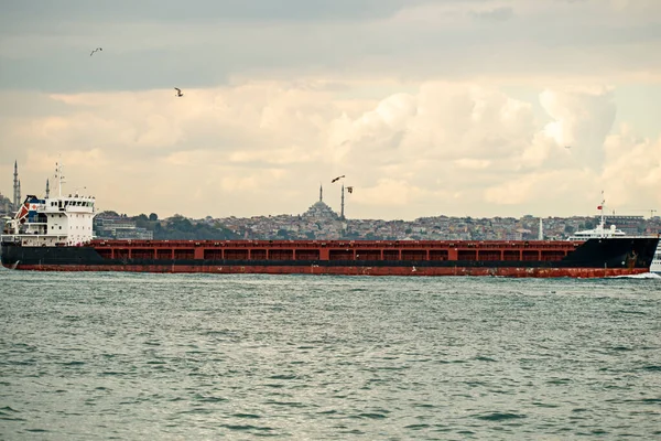 Oljetankfartyg Som Startar Bosporen Resan Höjden Den Gyllene Horn Istanbul — Stockfoto