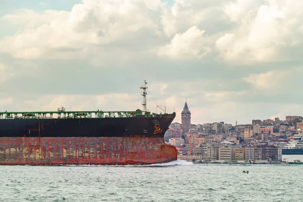 Bow Ett Fartyg Bosporen Sundet Utanför Istanbul Galata Tower Bakgrunden — Stockfoto