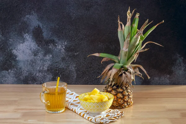 Een Halve Ananas Tafel Een Gele Kom Vol Ananasstukjes Een — Stockfoto