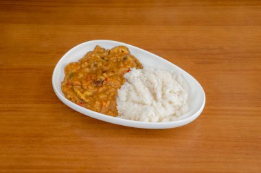 Beyaz ve kırmızı köri pilavlı vejetaryen körisi.