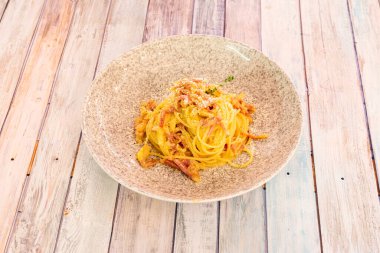 Carbonara soslu ve rendelenmiş parmesan peynirli guanciale soslu makarna için nefis bir tarif.