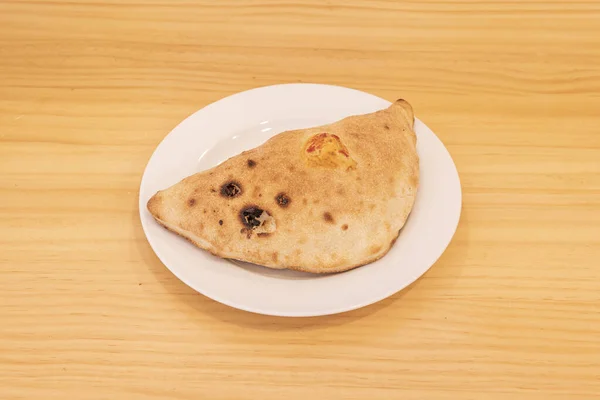 Calzone Típico Italiano Relleno Con Cuatro Quesos Plato Blanco — Foto de Stock