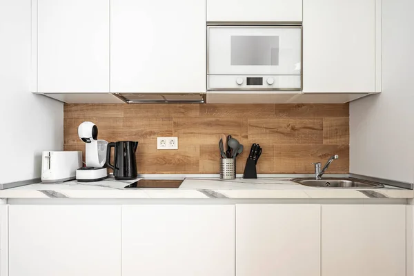 Pequeña Cocina Americana Blanca Con Pequeños Electrodomésticos Encimera Mármol Apartamento — Foto de Stock