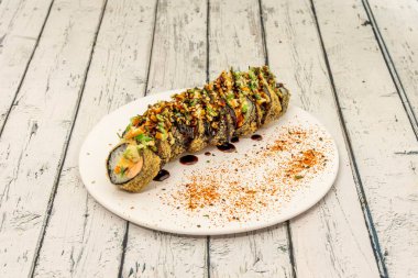 Tempura, fındık ve sebzeli somon uramaki flambe. Soya sosu her yeri çeviriyor.
