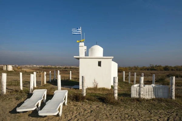 Ermida Ortodoxa Grega Caiada Branco Com Uma Bandeira Soprando Vento — Fotografia de Stock