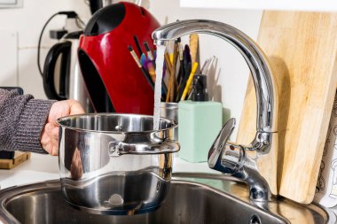 Kaynaması için tencereyi suyla dolduruyorum.