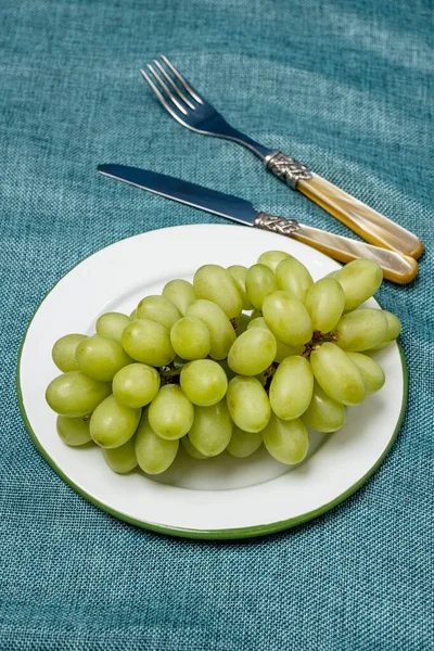 Altın kaplama çatal bıçaklı beyaz üzüm tabağı.