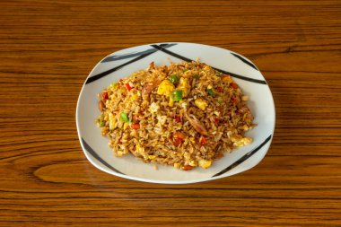 Popüler Peru yemeği, yumurta omleti, sebze ve kızarmış tavuklu pilav..