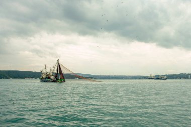 İstanbul Boğazı 'nın sularına balık ağları atan balıkçı tekneleri