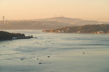 Küçük balıkçı tekneleri sürüsü sabahın erken saatlerinde Türkiye 'deki Boğaz' a balığa gidiyor.