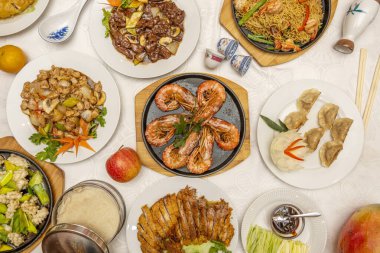 Popüler Çin lokantalarının en iyi görüntüsü. Izgara karides, buğulanmış gyozas, Pekin ördeği, bademli tavuk, sebzeli dana eti, erişte..
