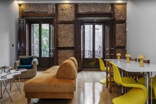 Madrid 'in merkezinde tatil için kiralanan yenilenmiş eski bir binada oturma odası ve yemek odası.