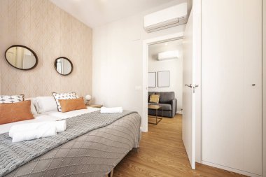 Kral yatağı olan bir yatak odası, büyük bir gardırop ve kiralık bir dairede yemek odasına erişimi olan bir klima.