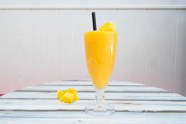 Geweldige Smoothie Met Rijpe Mango Ijs — Stockfoto