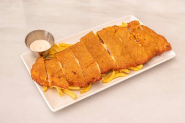 Patates kızartmasının yanında harika bir tepsi doğranmış kakao. Jambonlu biftek fileto ve mayonezli peynir.