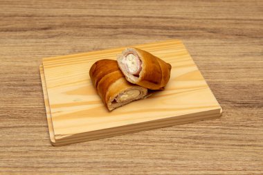 Çam ağacının üzerinde jambon ve krem peynirle doldurulmuş Venezuela Kakaosu