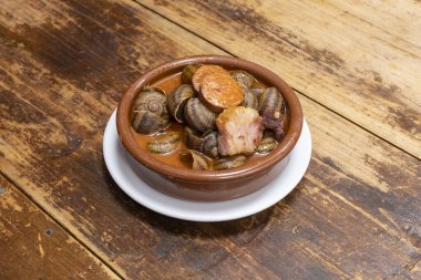 Madrid 'in popüler salyangoz tarifi baharatlı sos, sucuk ve domuz pastırması.