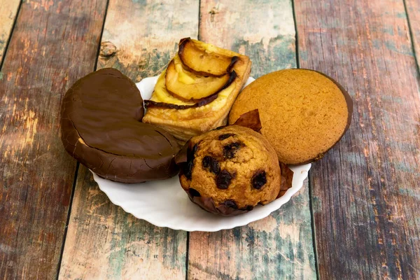 Talíř Koláčky Muffiny Jablečným Koláčem Čokoládovou Palmou Bílém Talíři — Stock fotografie