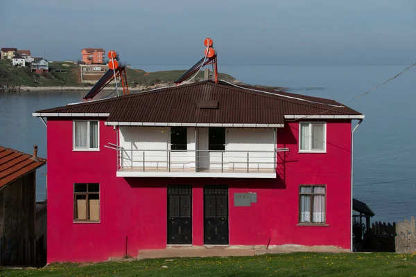 トルコ沿岸の黒海沿岸の太陽光パネルによって加熱された水の赤い家 — ストック写真