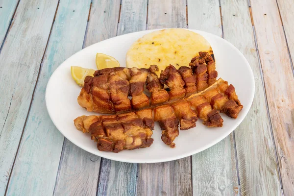 Λατινοαμερικάνικο Ψιλοκομμένο Chicharron Τηγανισμένο Λαρδί Φέτες Λεμονιού Και Αρέπα Καλαμποκιού — Φωτογραφία Αρχείου