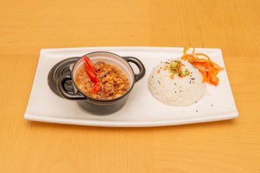 Filipinli küçük siyah turta beyaz pirinç ve sebzeli ekspres güveç