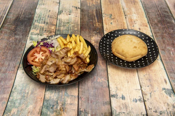Harika Bir Kebap Tabağı Yanında Patates Kızartması Salata Yanında Pide — Stok fotoğraf