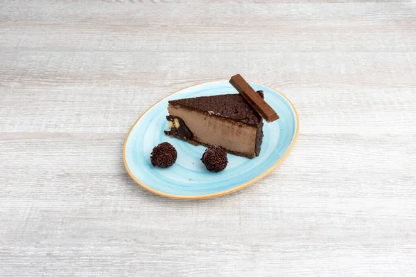 Csokoládé Torta Ropogós Bár Csokoládé Szarvasgomba Könnyű Asztalon — Stock Fotó