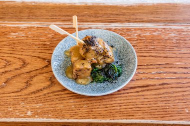 Yer mantarlı ördek şişi ve ıspanak salatası.