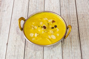 Hint usulü, Hint usulü, Hint usulü, Hint usulü, dilimlenmiş hindistancevizi ve badem.