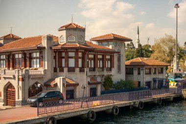 Ortadoğu süs eşyaları ve Boğaz 'ın kıyısındaki bir caminin minaresi ile inşa edilmiş.