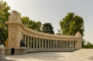 Madrid 'in merkezindeki Retiro Park' taki bir anıtın süslemeli sütunları.