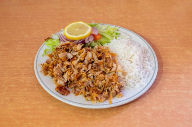 Menü karışık kebap. Baharat olarak Basmati pilavı ve kırmızı soğanlı salata ve limonlu domates.